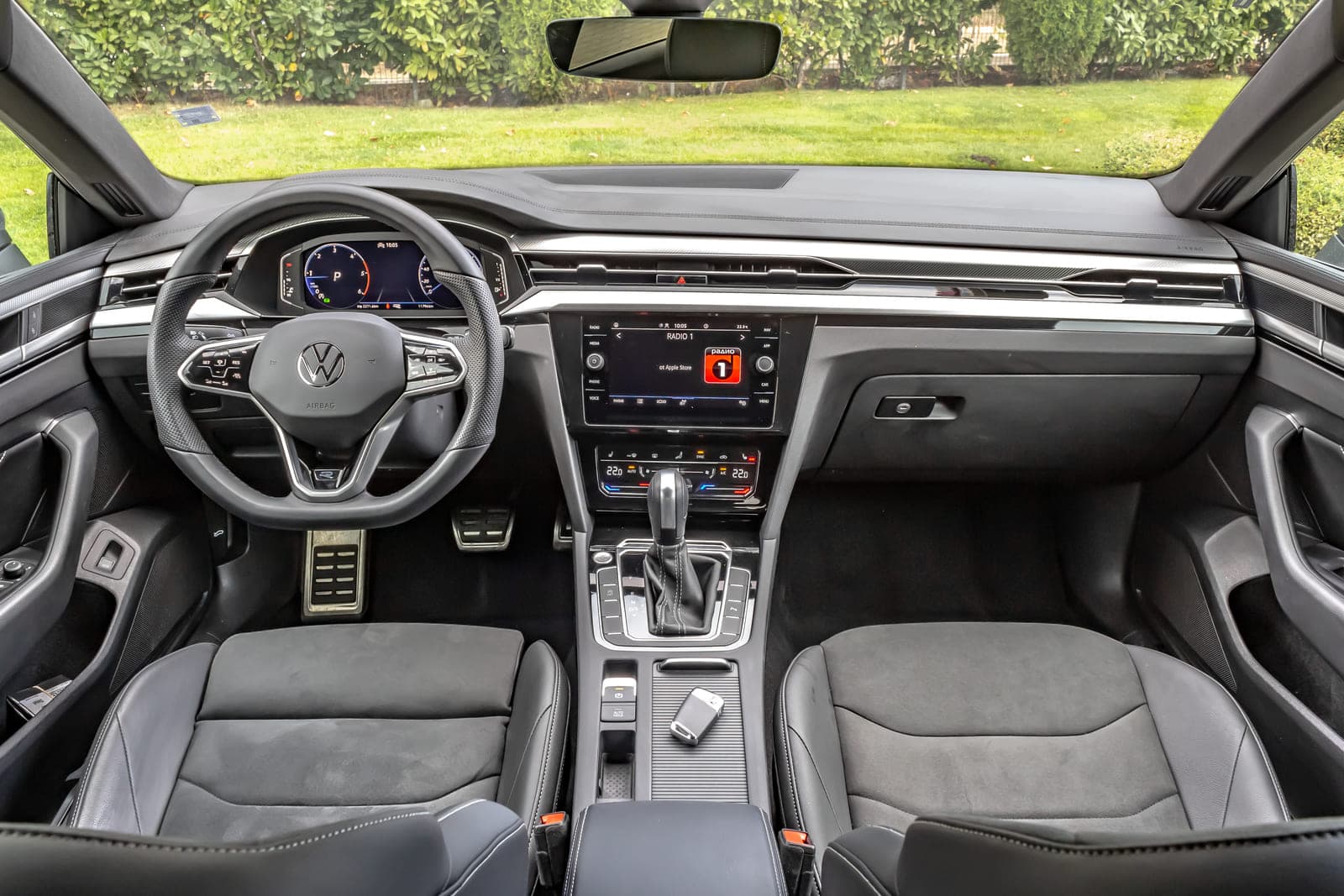 https://topmobility-stage-cms.s3.eu-central-1.amazonaws.com/vw_arteon_sedan_interior_8a6ff0812c.jpg