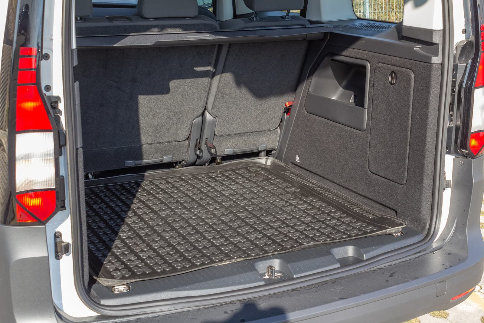 https://topmobility-stage-cms.s3.eu-central-1.amazonaws.com/vw_caddy_large_trunk_b3805b35c5.jpg