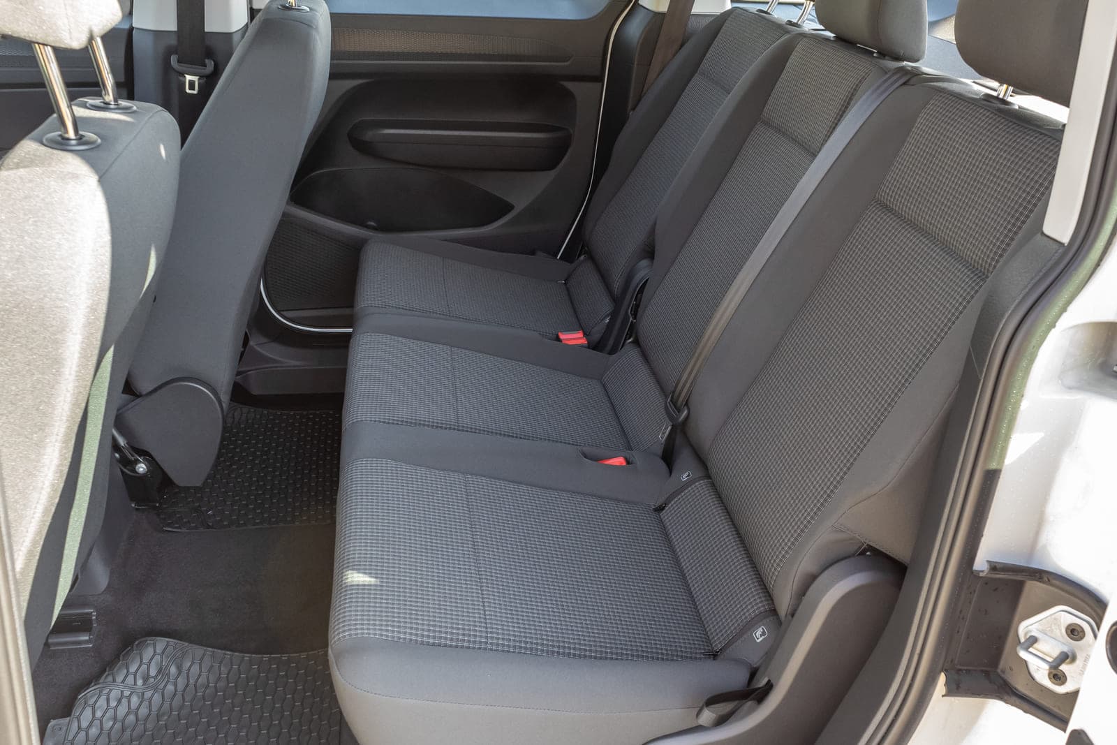 https://topmobility-stage-cms.s3.eu-central-1.amazonaws.com/vw_caddy_rear_seats_7b5fe6e08e.jpg