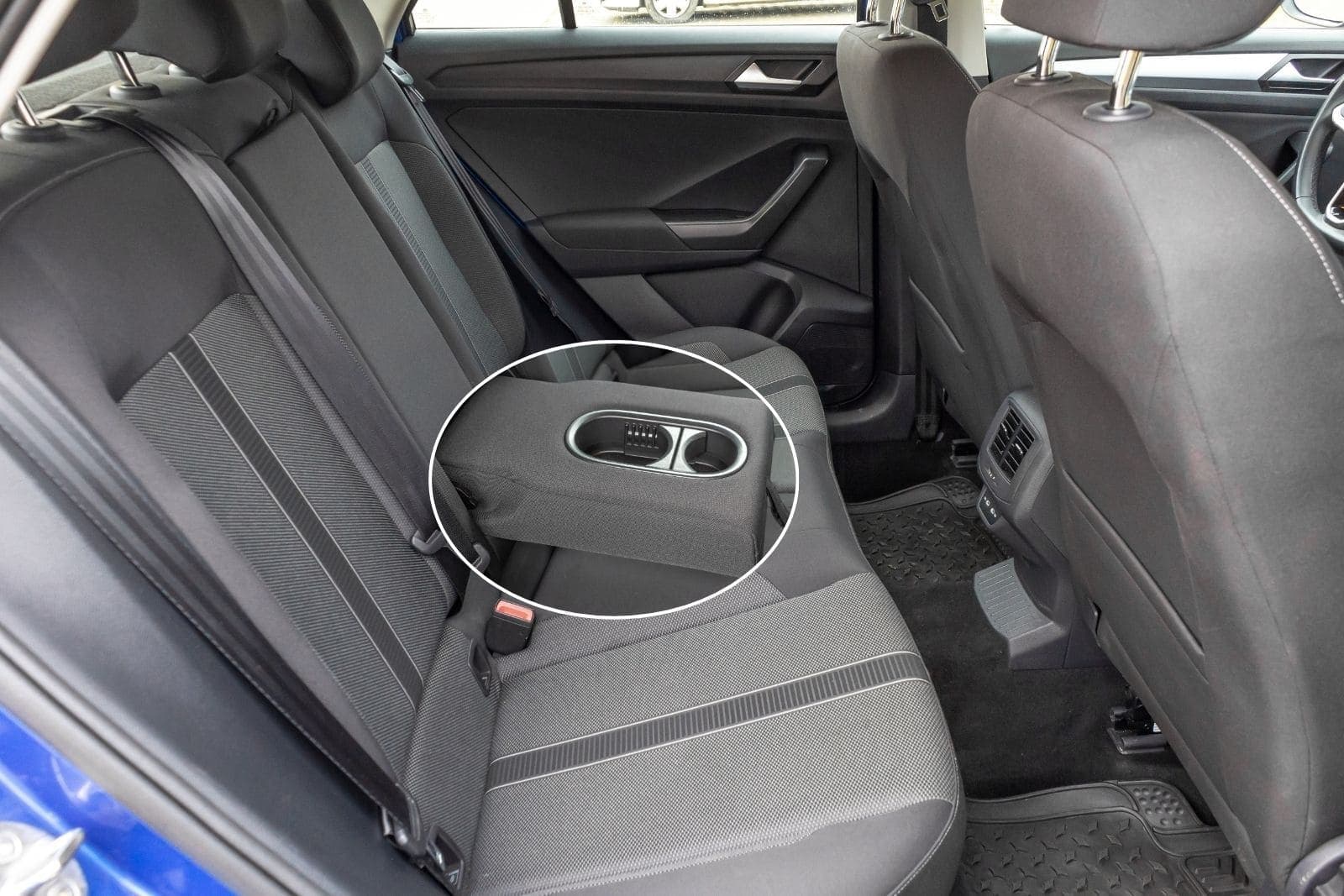 https://topmobility-stage-cms.s3.eu-central-1.amazonaws.com/vw_troc_back_seats_e1206e1256.jpg
