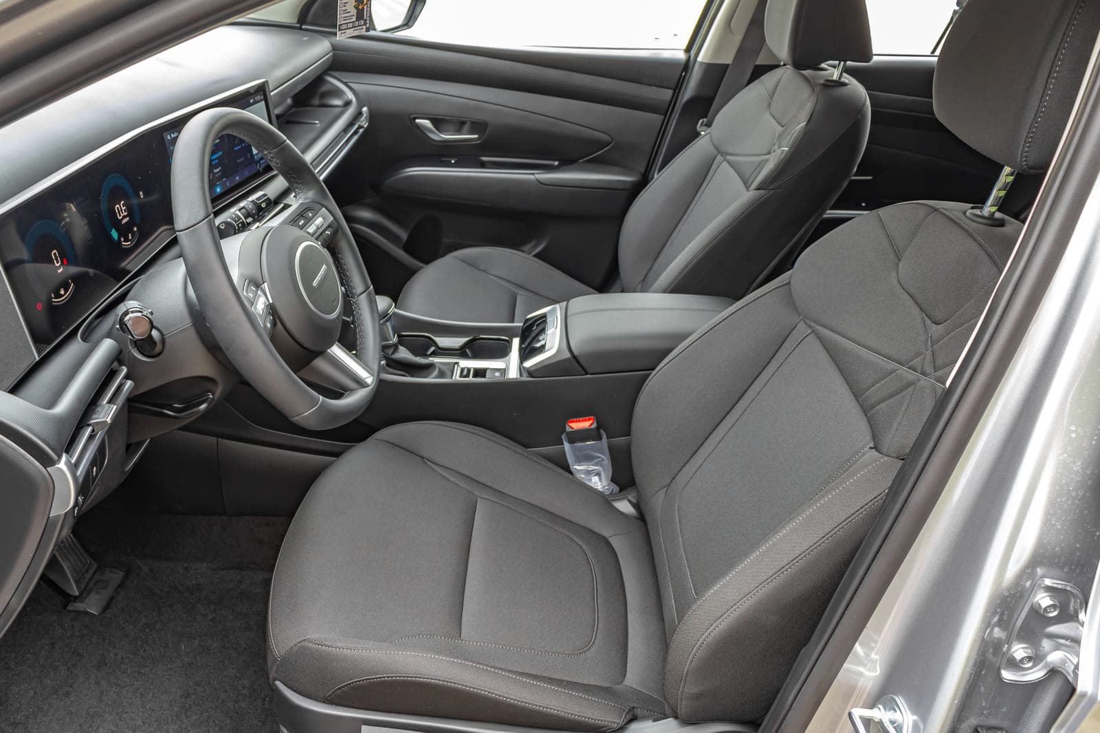 https://topmobility-stage-cms.s3.eu-central-1.amazonaws.com/09_hyundai_tucson_2025_front_seats_717bd47906.jpg