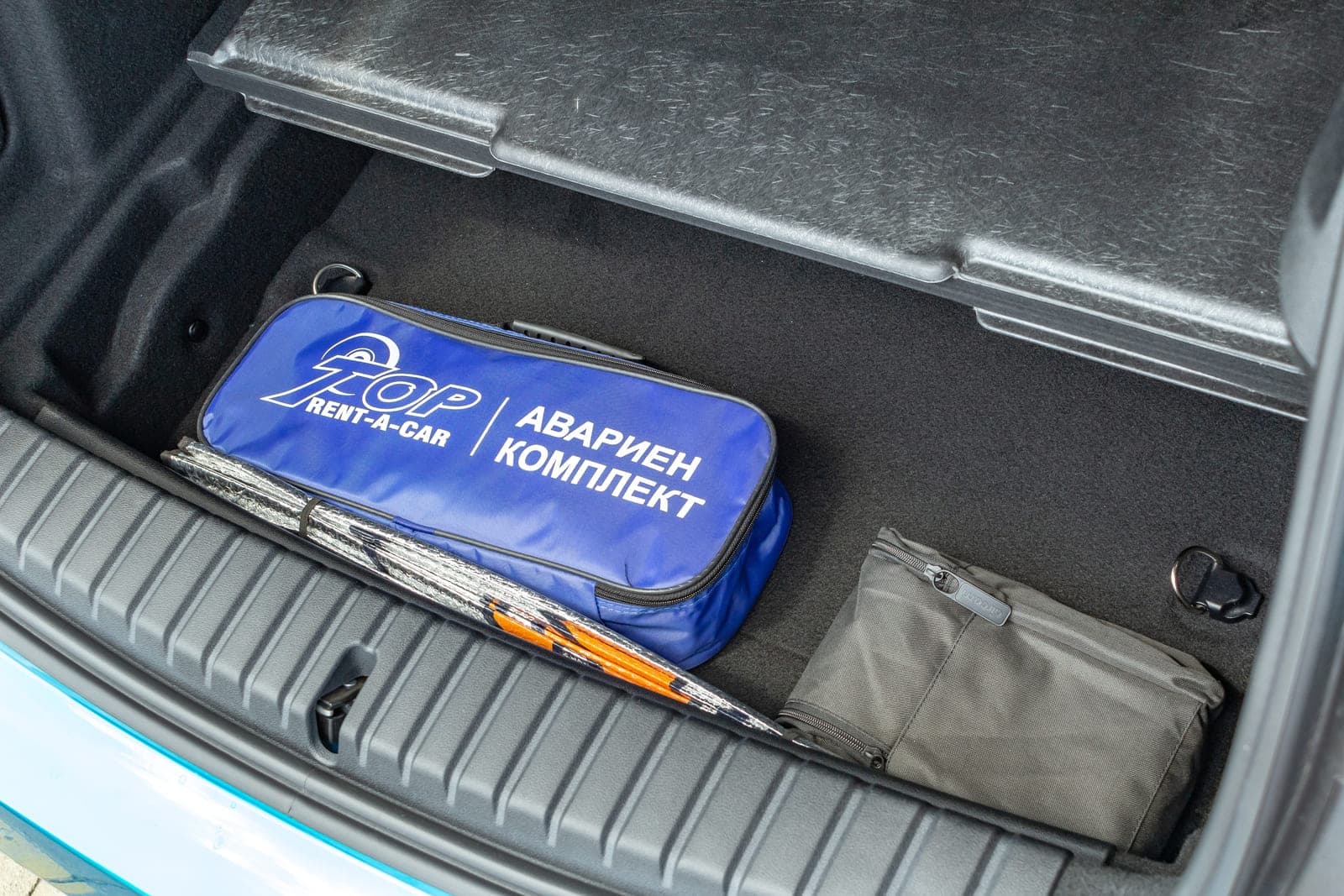 https://topmobility-stage-cms.s3.eu-central-1.amazonaws.com/bmw_118i_emergency_kit_ae6572f2af.jpg