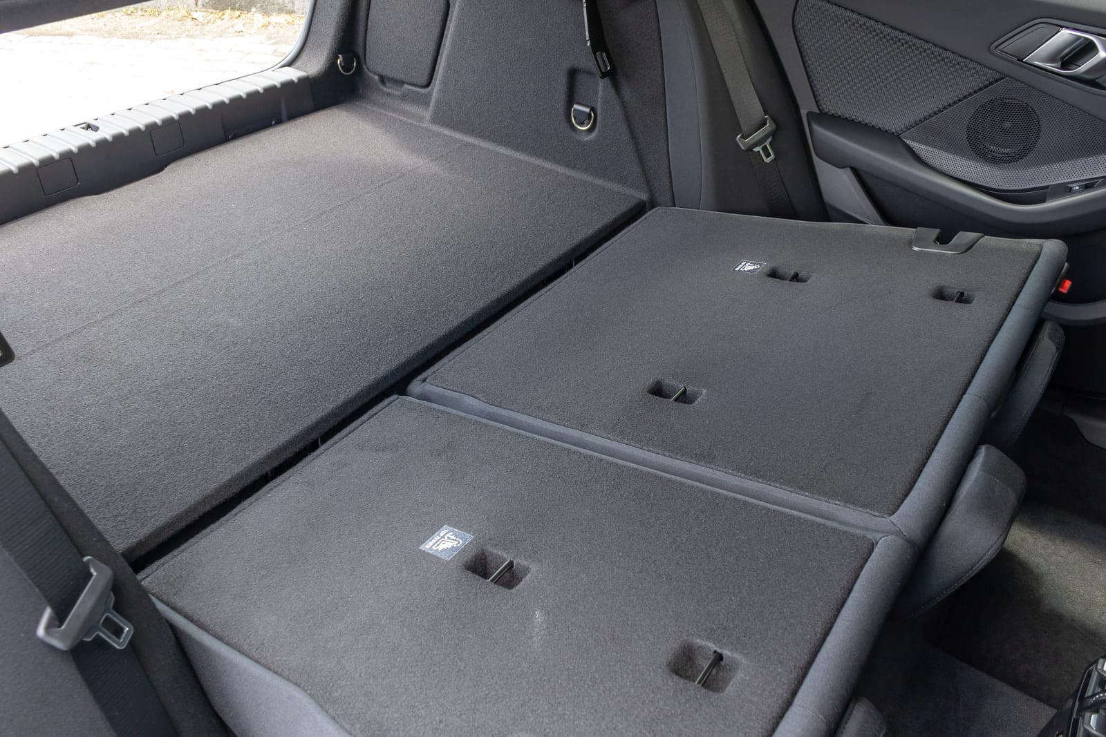 https://topmobility-stage-cms.s3.eu-central-1.amazonaws.com/bmw_118i_folding_back_seats_f7264a1ef9.jpg