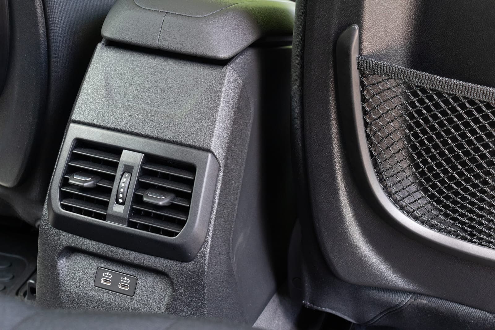 https://topmobility-stage-cms.s3.eu-central-1.amazonaws.com/bmw_118i_folding_back_seats_usb_slots_a7925012ec.jpg