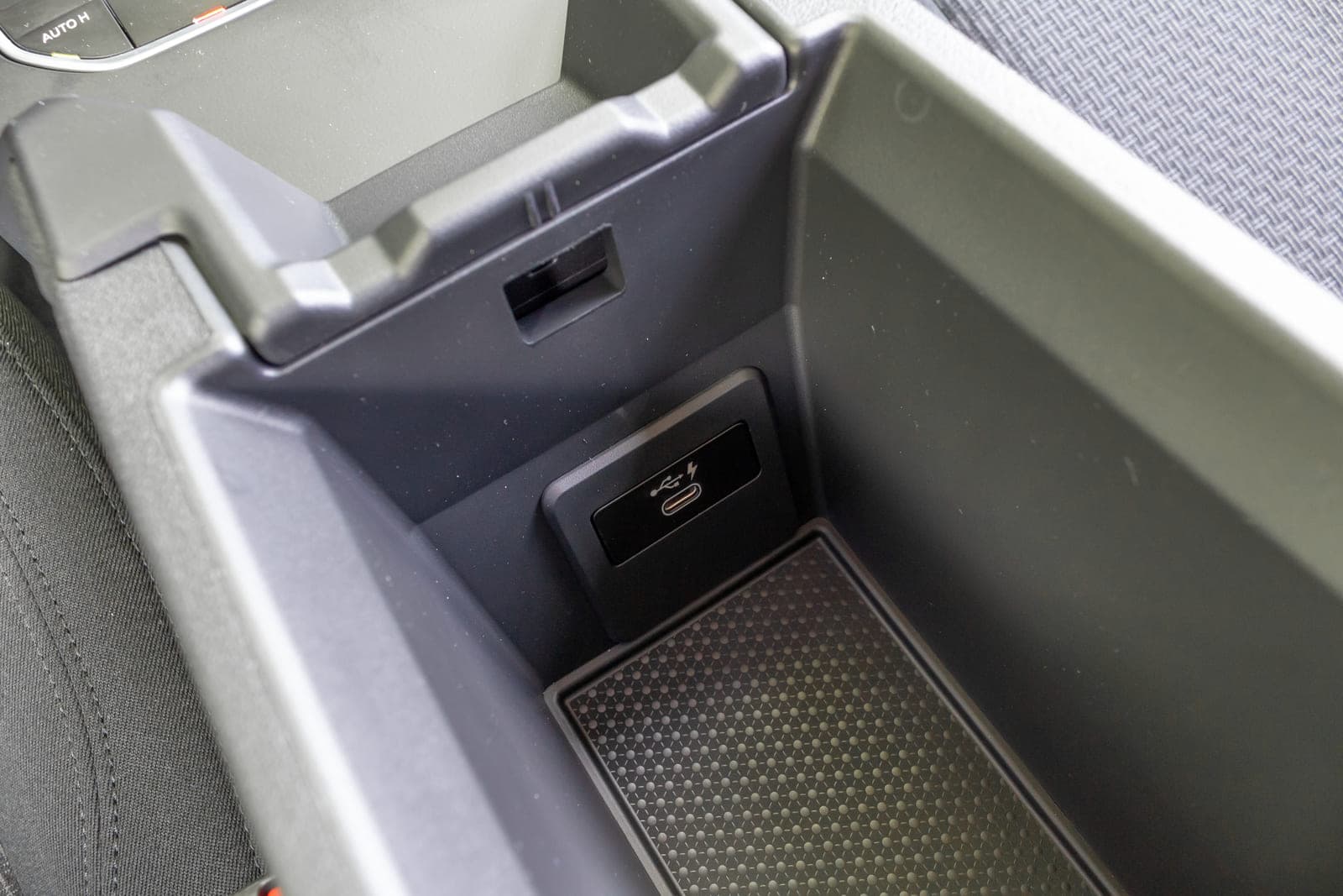 https://topmobility-stage-cms.s3.eu-central-1.amazonaws.com/bmw_118i_usb_armrest_5b0329e4c1.jpg