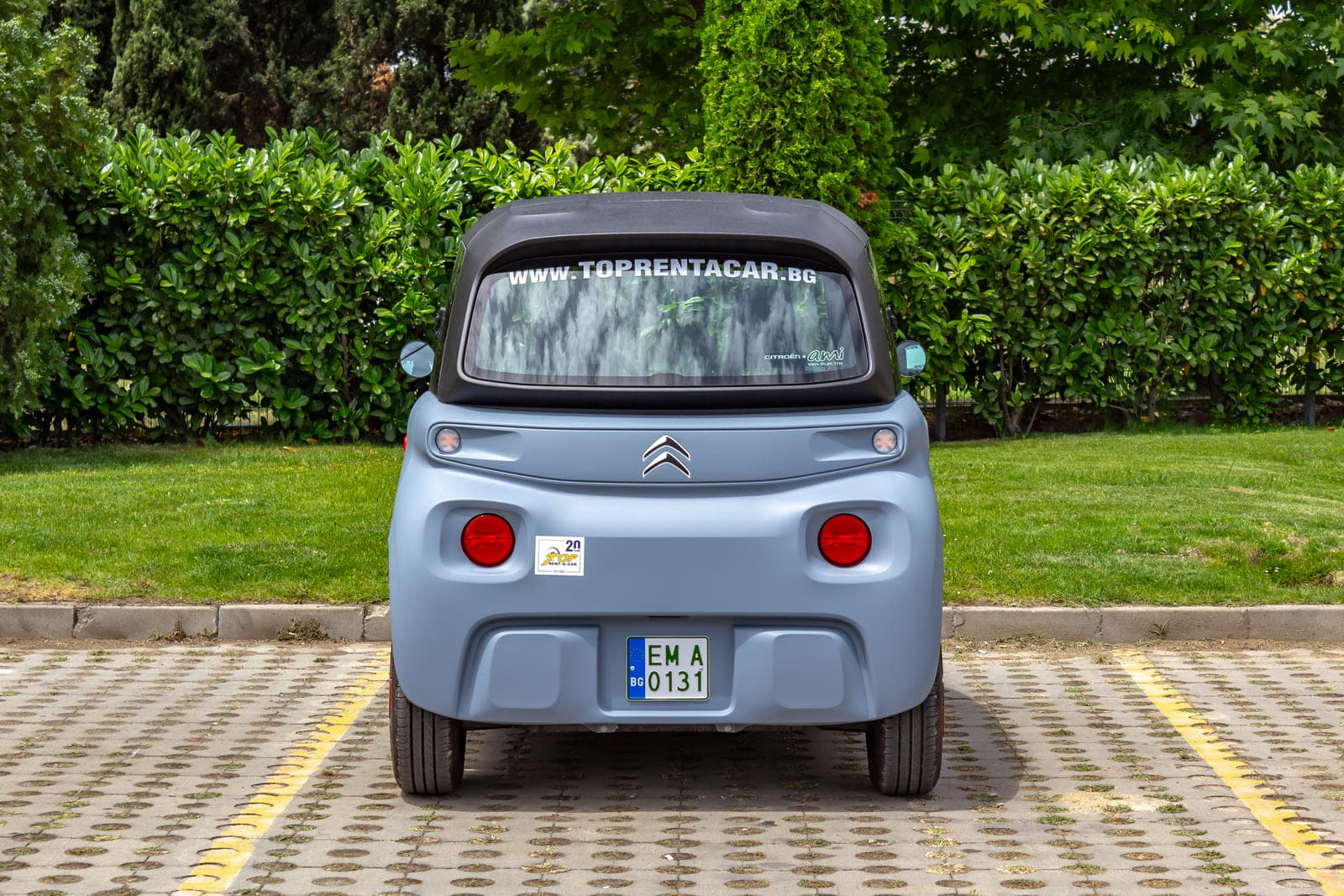 https://topmobility-stage-cms.s3.eu-central-1.amazonaws.com/citroen_ami_electric_back_view_ce6016fbab.jpg