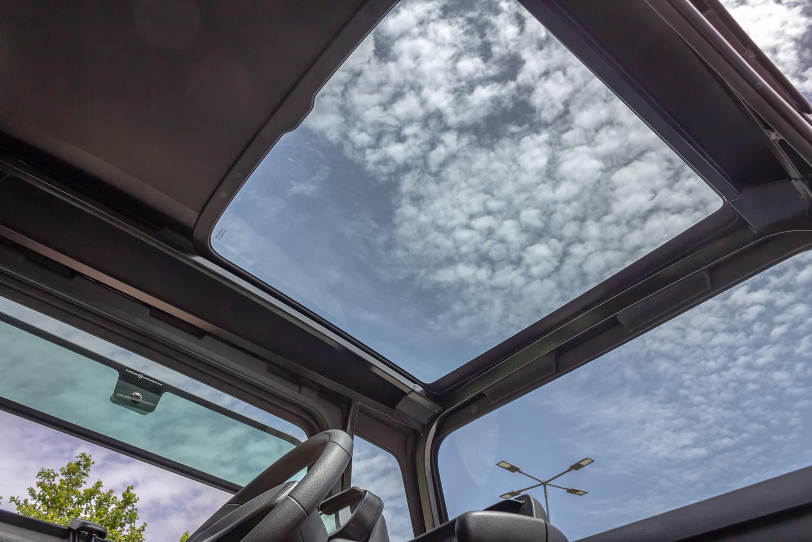 https://topmobility-stage-cms.s3.eu-central-1.amazonaws.com/citroen_ami_electric_car_roof_17a1765f7b.jpg