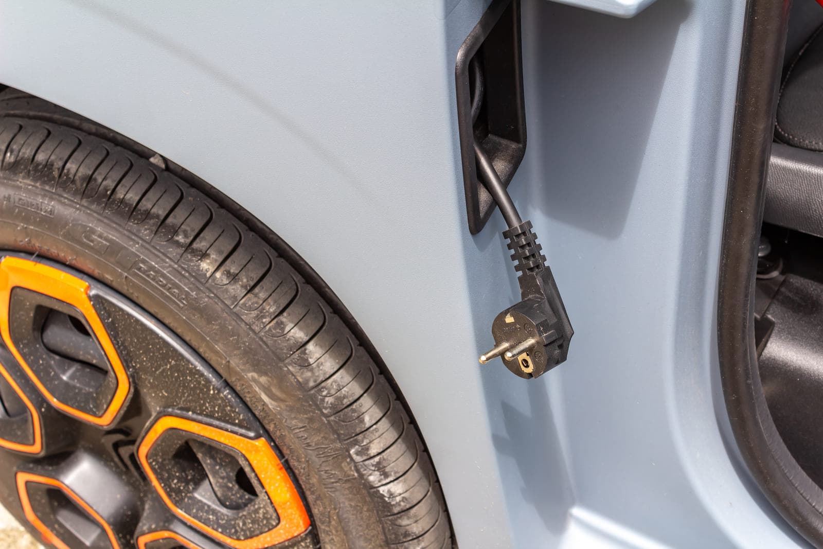 https://topmobility-stage-cms.s3.eu-central-1.amazonaws.com/citroen_ami_electric_charger_0d9f803da6.jpg