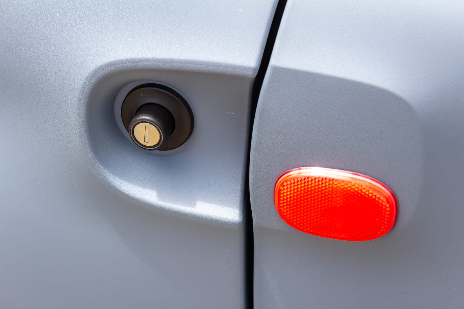 https://topmobility-stage-cms.s3.eu-central-1.amazonaws.com/citroen_ami_electric_door_lock_e89c61c24e.jpg