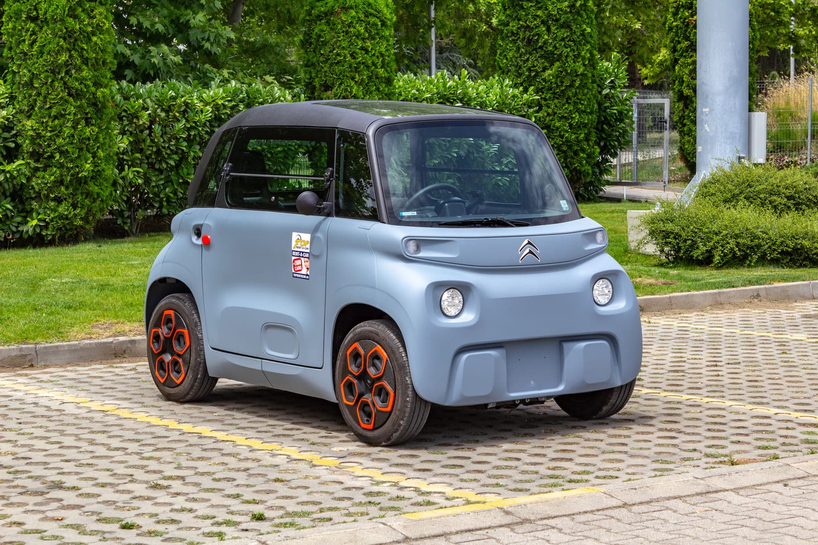 https://topmobility-stage-cms.s3.eu-central-1.amazonaws.com/citroen_ami_electric_for_rent_e2cf81423e.jpg