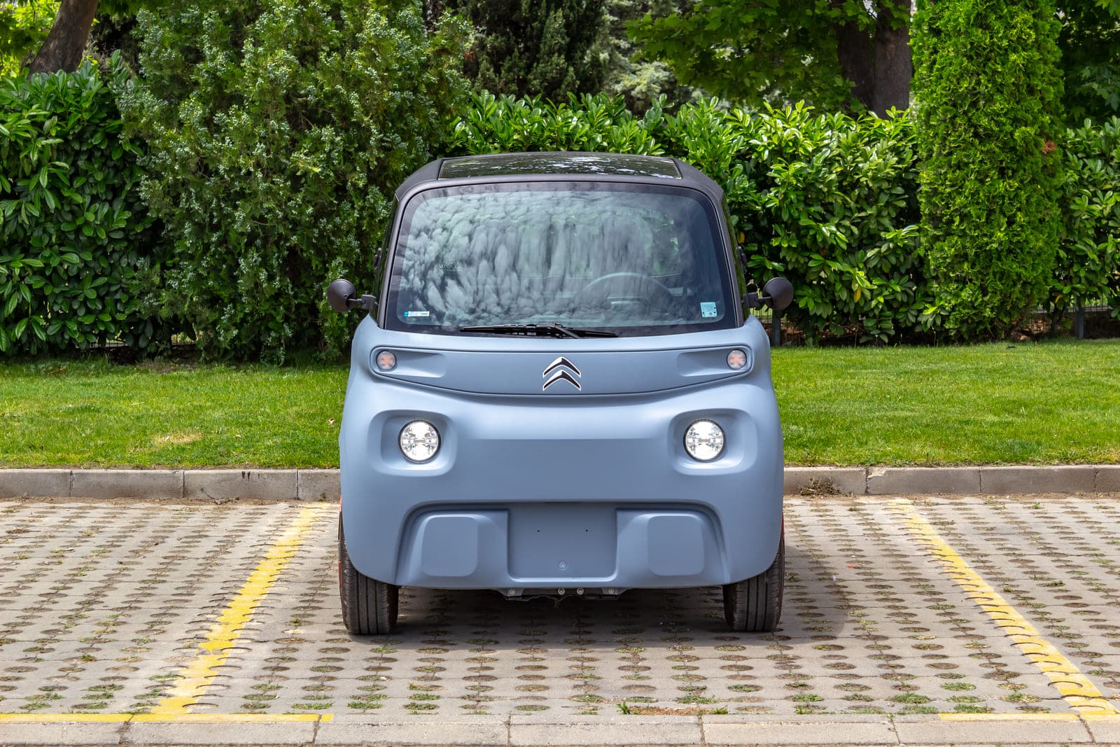 https://topmobility-stage-cms.s3.eu-central-1.amazonaws.com/citroen_ami_electric_front_view_b5d19e0f42.jpg