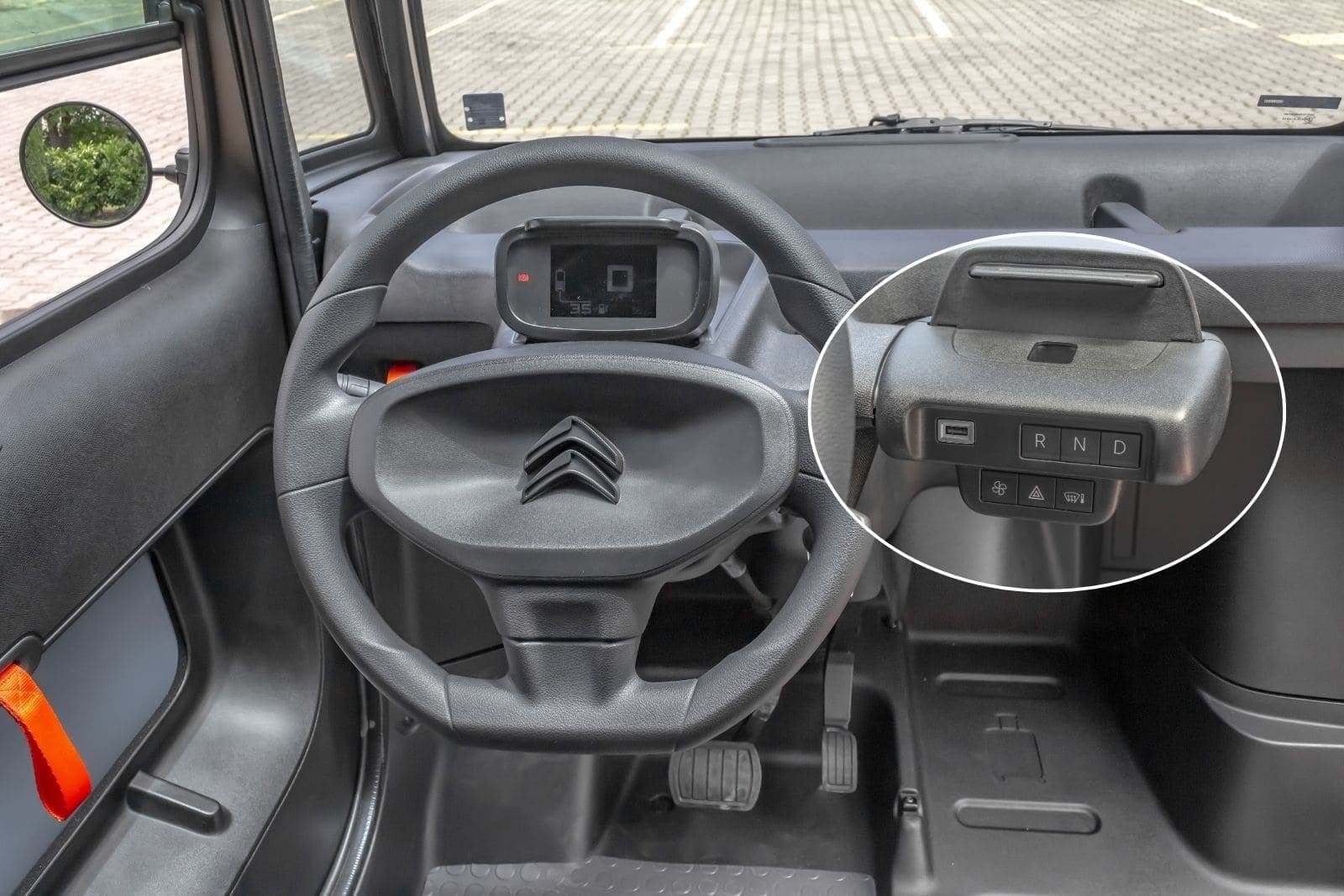 https://topmobility-stage-cms.s3.eu-central-1.amazonaws.com/citroen_ami_electric_interior_19b28be293.jpg