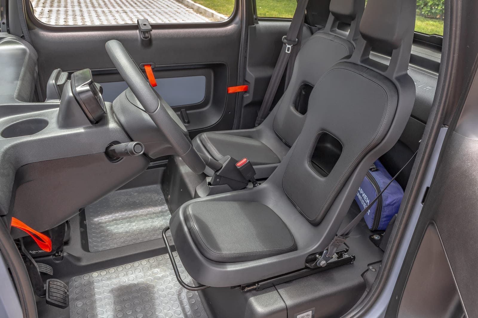 https://topmobility-stage-cms.s3.eu-central-1.amazonaws.com/citroen_ami_electric_seats_b73948c172.jpg