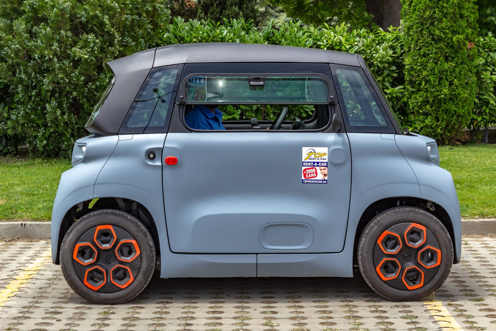 https://topmobility-stage-cms.s3.eu-central-1.amazonaws.com/citroen_ami_electric_side_view_90327fe571.jpg