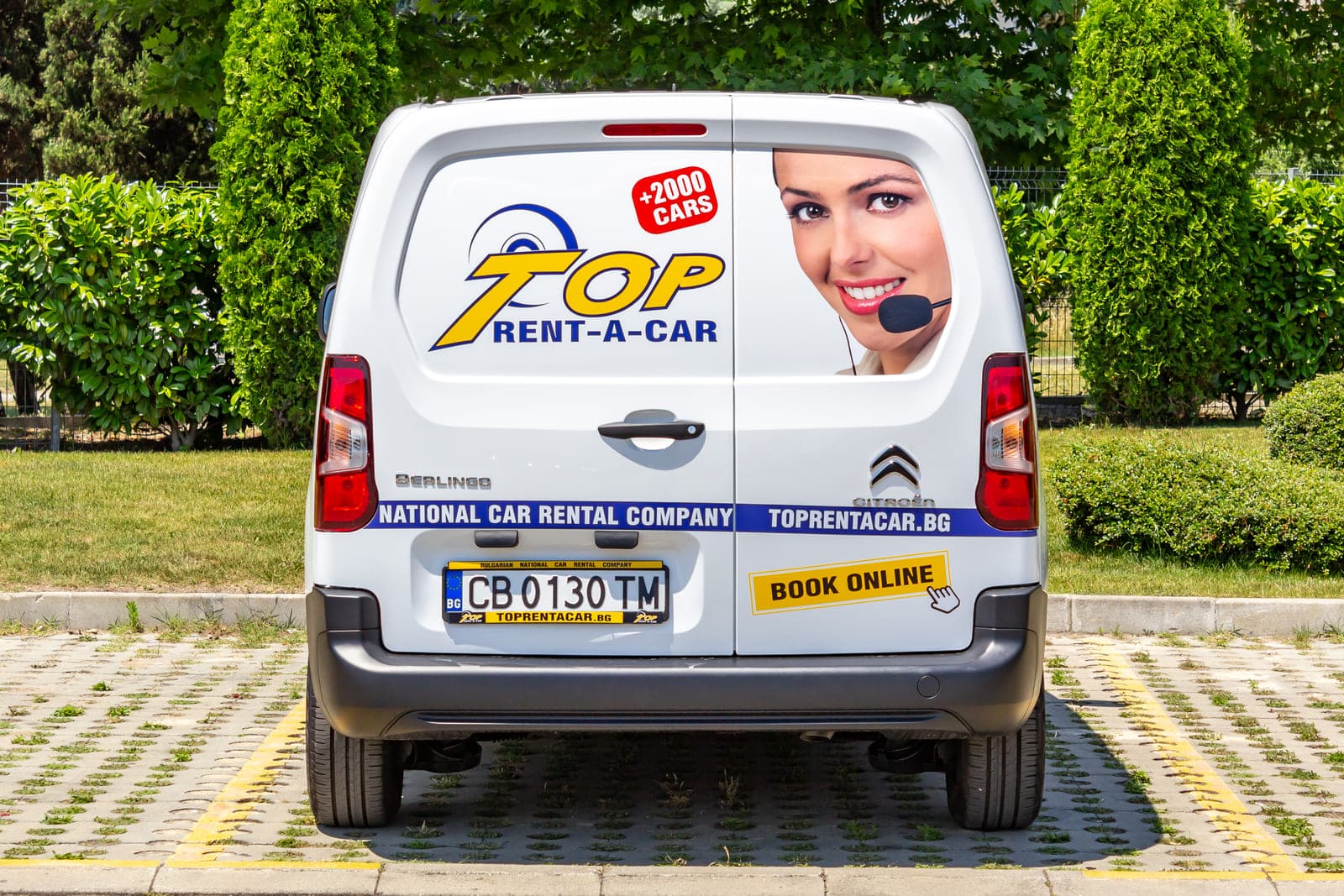 https://topmobility-stage-cms.s3.eu-central-1.amazonaws.com/citroen_berlingo_cargo_van_back_view_75e33d6628.jpg