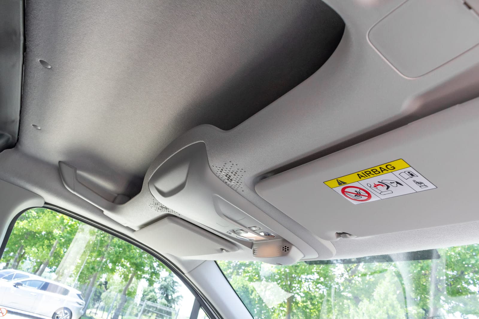 https://topmobility-stage-cms.s3.eu-central-1.amazonaws.com/citroen_berlingo_cargo_van_ceiling_storage_7b0266aa6c.jpg