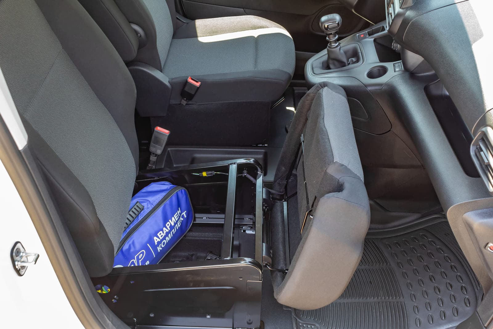 https://topmobility-stage-cms.s3.eu-central-1.amazonaws.com/citroen_berlingo_cargo_van_emergency_kit_c2562bf8a5.jpg