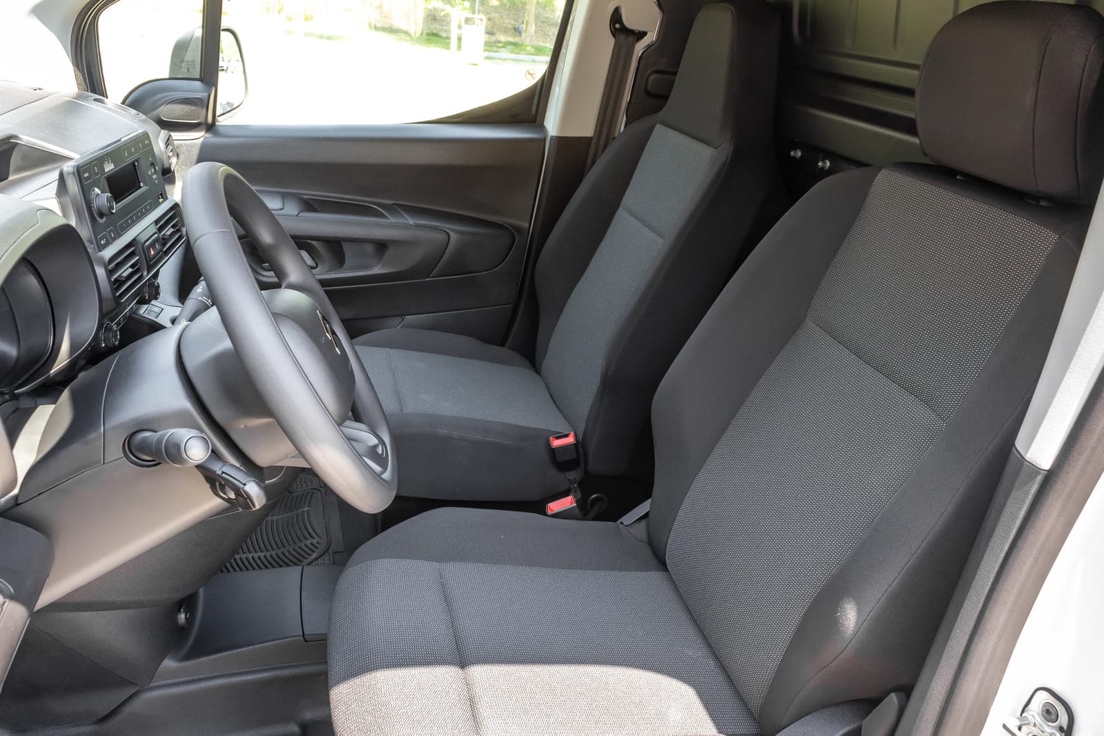 https://topmobility-stage-cms.s3.eu-central-1.amazonaws.com/citroen_berlingo_cargo_van_front_seats_a78acd7095.jpg