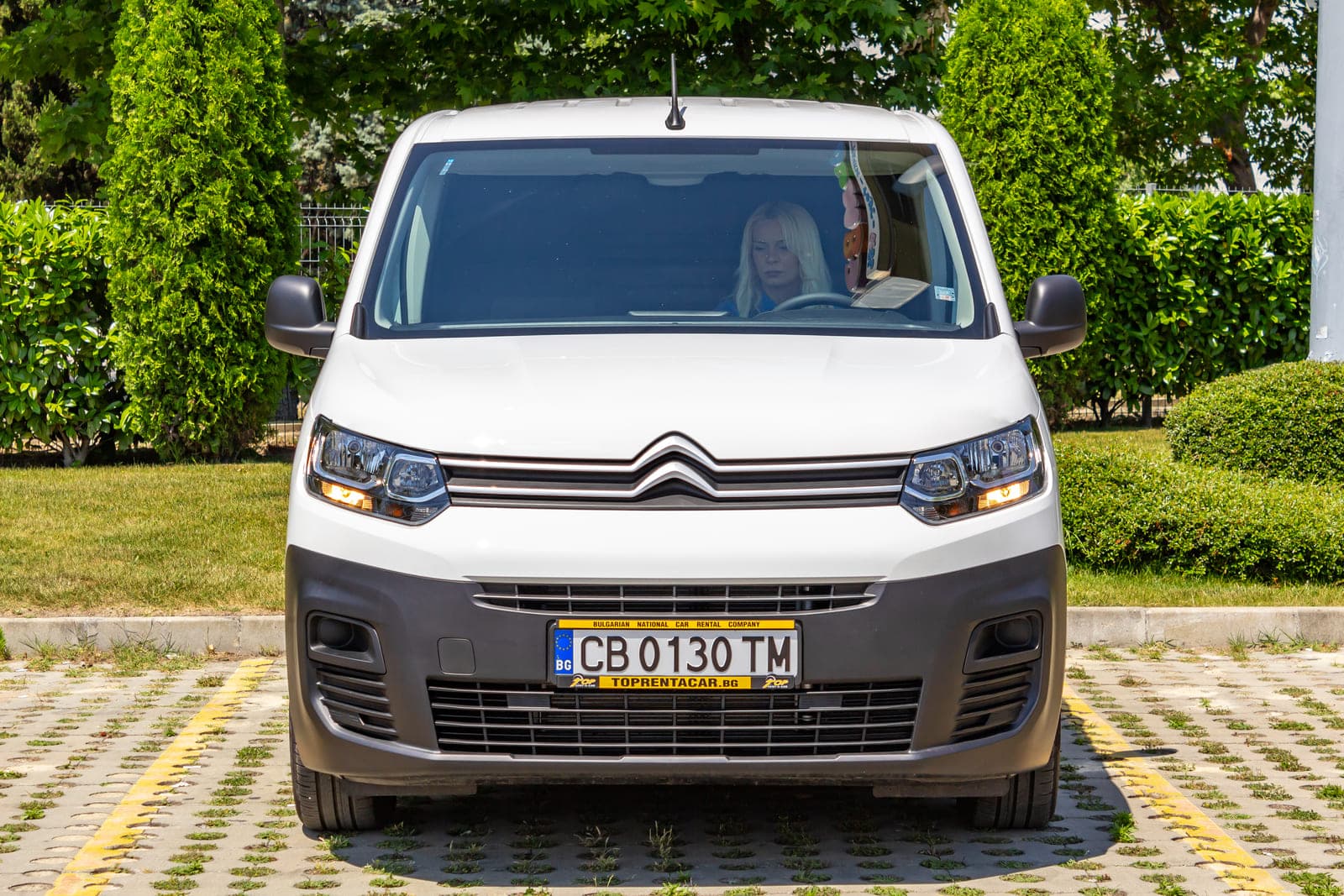 https://topmobility-stage-cms.s3.eu-central-1.amazonaws.com/citroen_berlingo_cargo_van_front_view_bf21c8096b.jpg