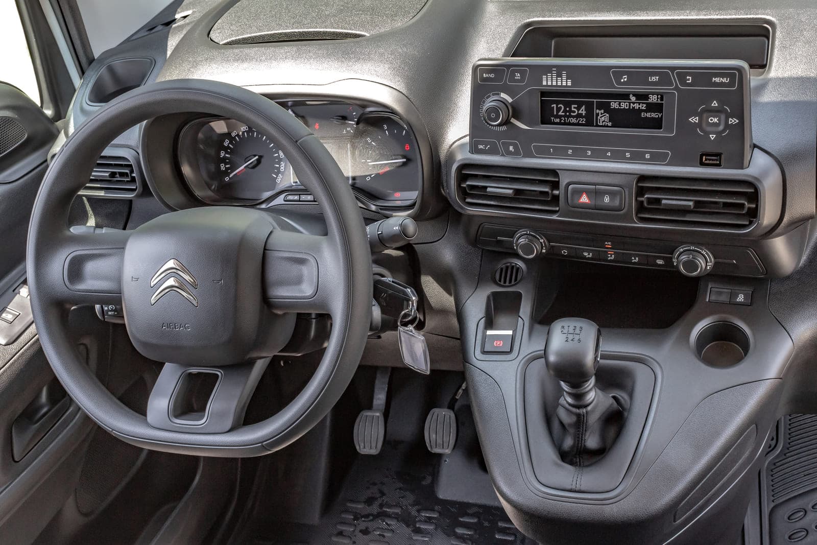 https://topmobility-stage-cms.s3.eu-central-1.amazonaws.com/citroen_berlingo_cargo_van_interior_9519efe880.jpg