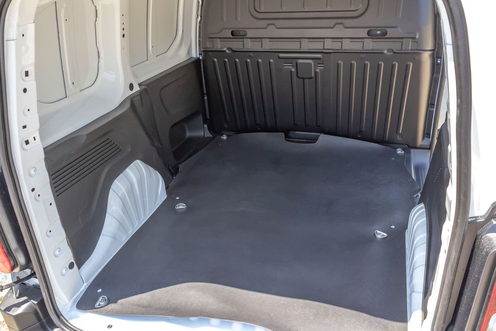 https://topmobility-stage-cms.s3.eu-central-1.amazonaws.com/citroen_berlingo_cargo_van_trunk_b1f4953121.jpg