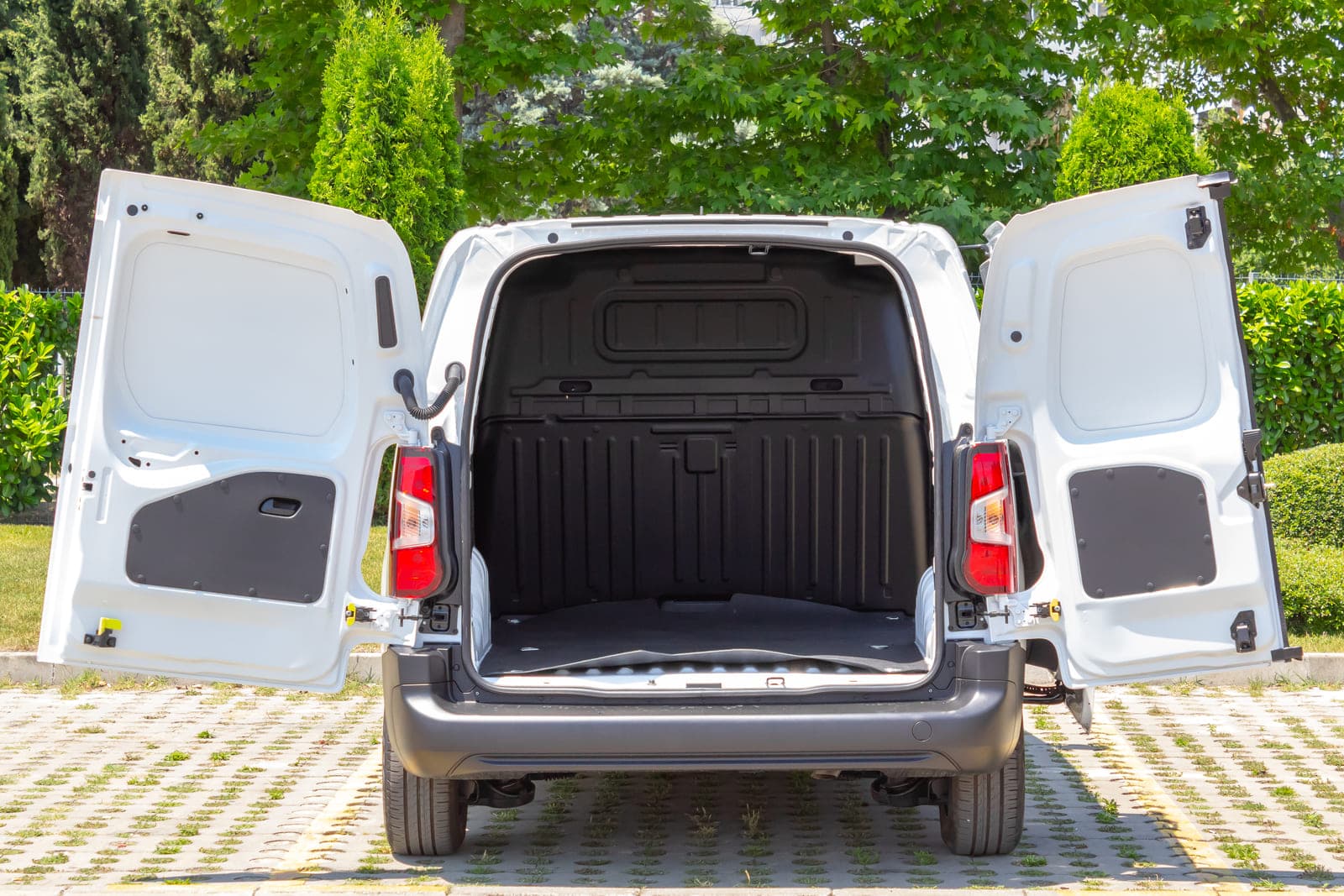 https://topmobility-stage-cms.s3.eu-central-1.amazonaws.com/citroen_berlingo_van_for_rent_f4a8245cc6.jpg