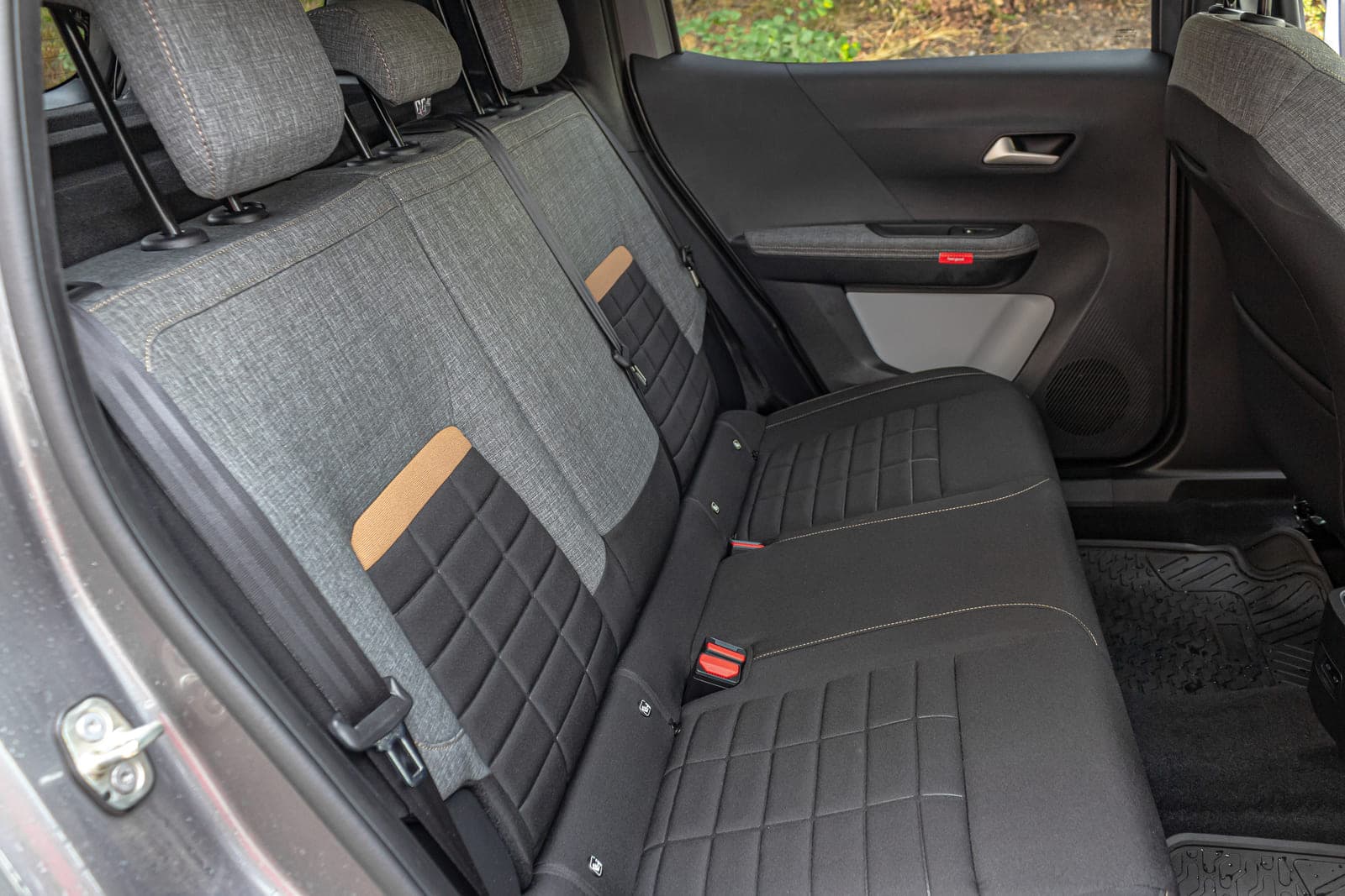 https://topmobility-stage-cms.s3.eu-central-1.amazonaws.com/citroen_c3_aircross_back_seats_038e2ef19f.jpg