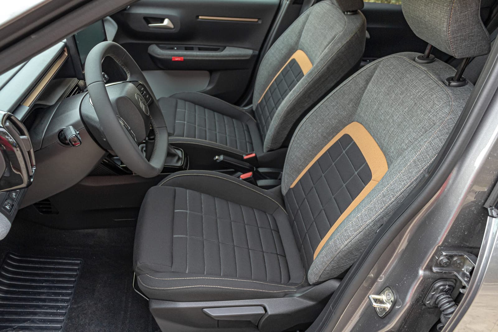 https://topmobility-stage-cms.s3.eu-central-1.amazonaws.com/citroen_c3_aircross_front_seats_530b8fdf93.jpg
