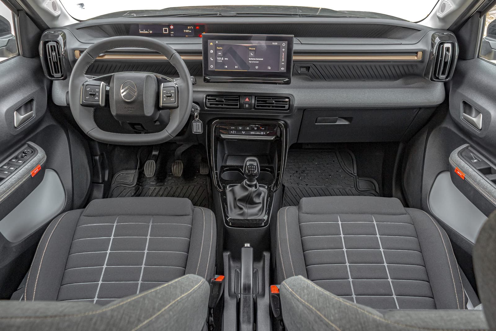 https://topmobility-stage-cms.s3.eu-central-1.amazonaws.com/citroen_c3_aircross_interior_df5a8ea133.jpg