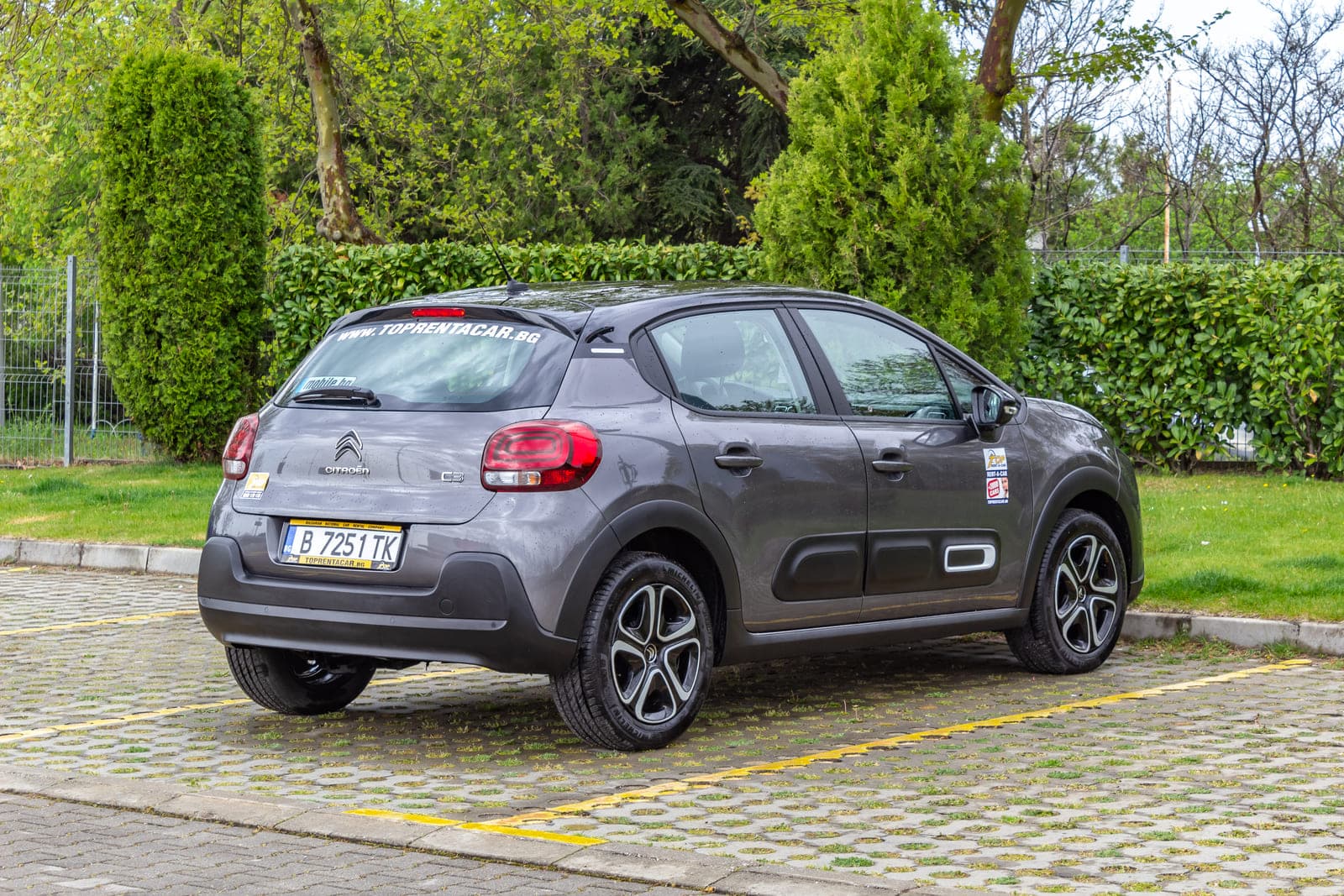 https://topmobility-stage-cms.s3.eu-central-1.amazonaws.com/citroen_c3_back_view_1c046e6d54.jpg