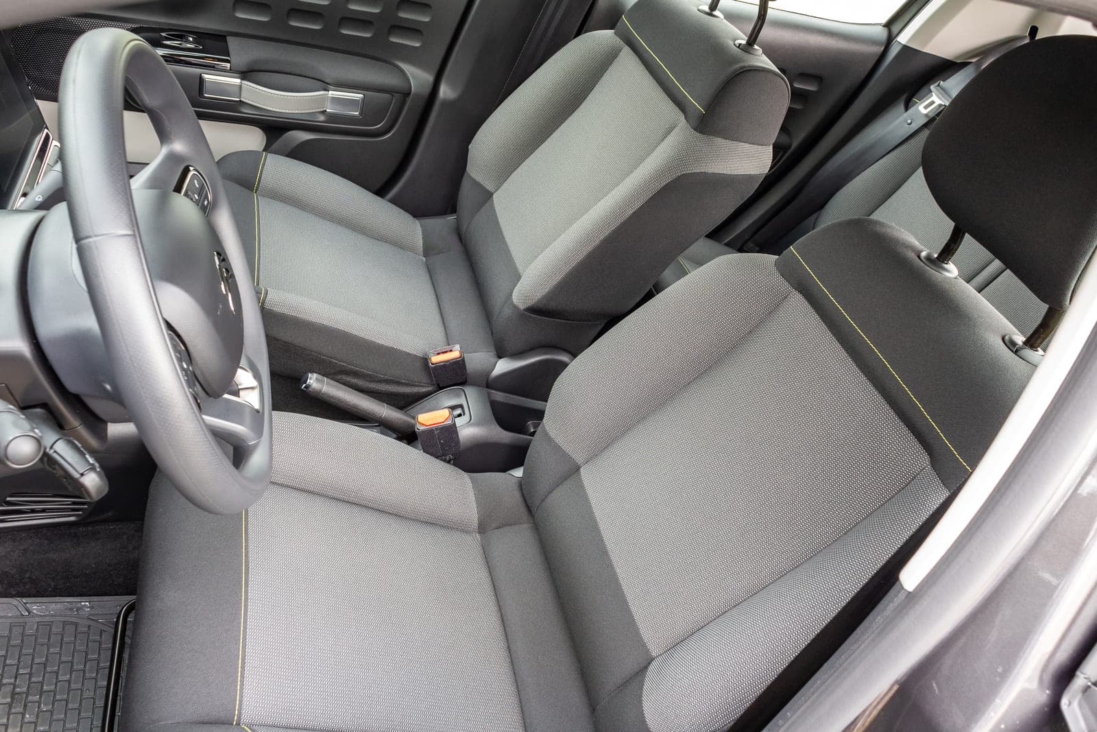 https://topmobility-stage-cms.s3.eu-central-1.amazonaws.com/citroen_c3_front_seats_a27fcd5a35.jpg