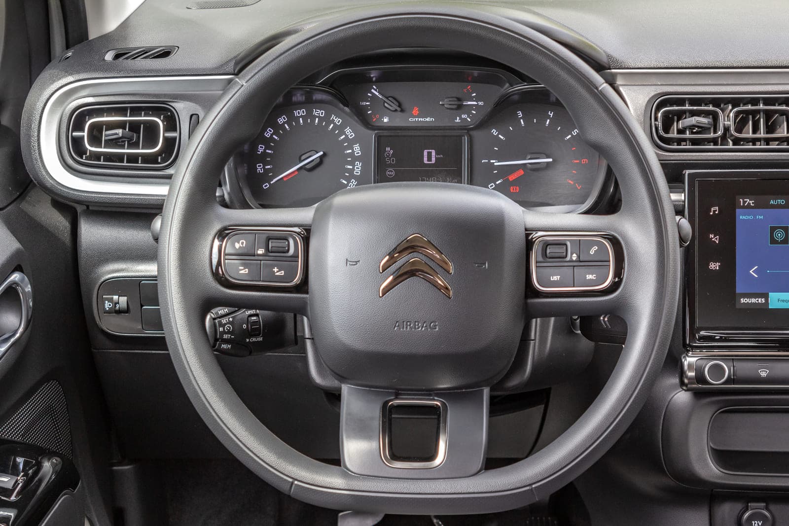 https://topmobility-stage-cms.s3.eu-central-1.amazonaws.com/citroen_c3_steering_wheel_33de89409b.jpg