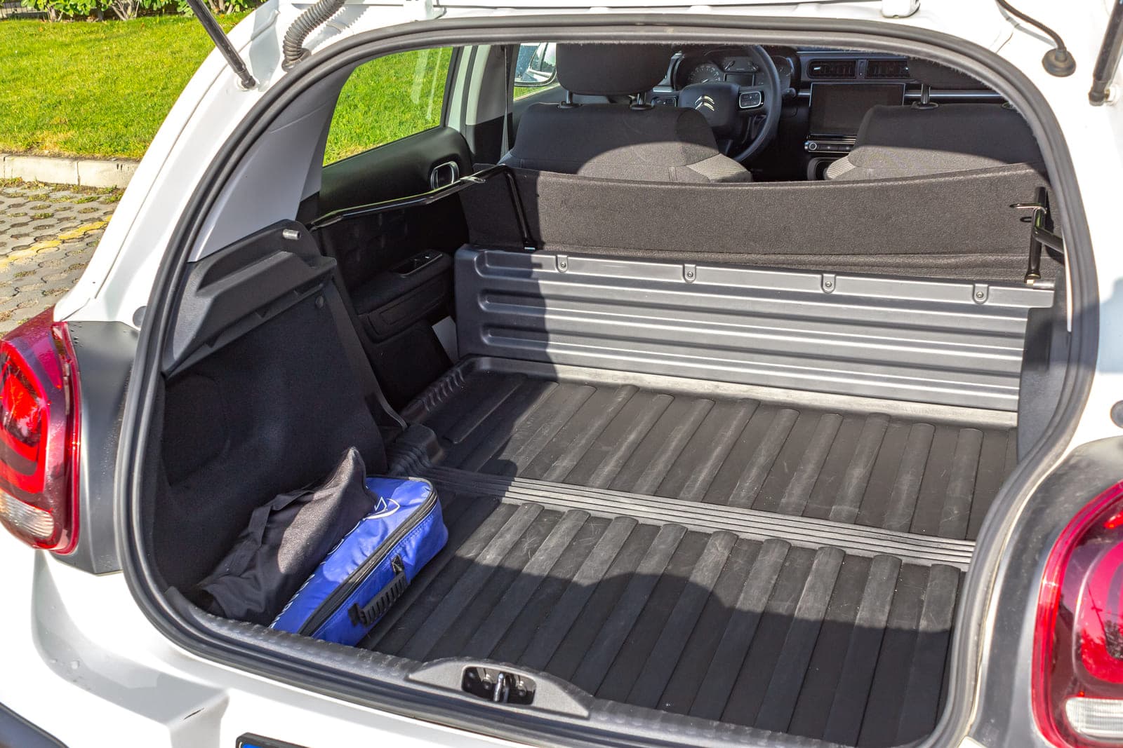 https://topmobility-stage-cms.s3.eu-central-1.amazonaws.com/citroenc3_cargo_compartment_91193222d6.jpg