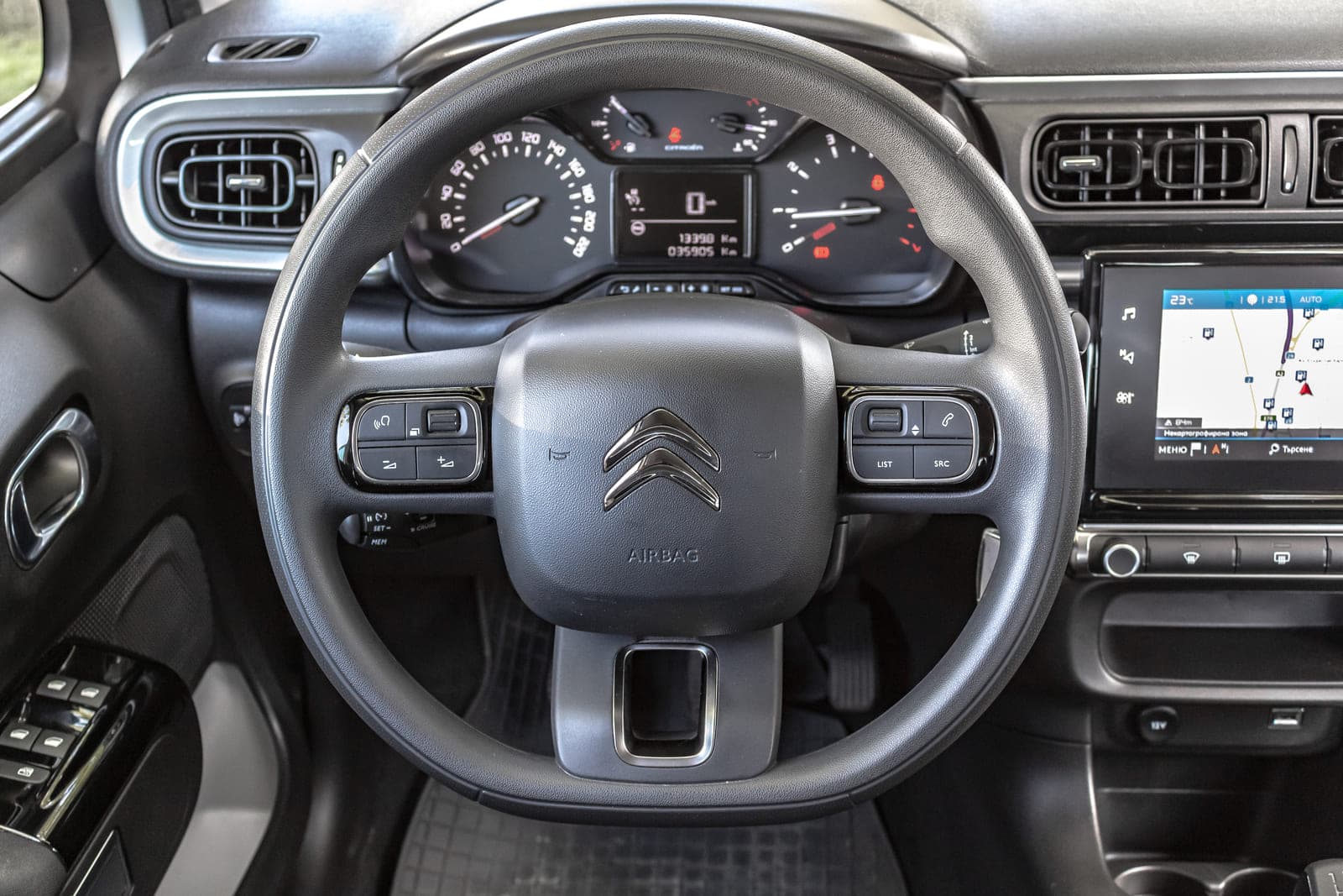 https://topmobility-stage-cms.s3.eu-central-1.amazonaws.com/citroenc3_cargo_dashboard_and_steering_wheel_cc3fb85695.jpg