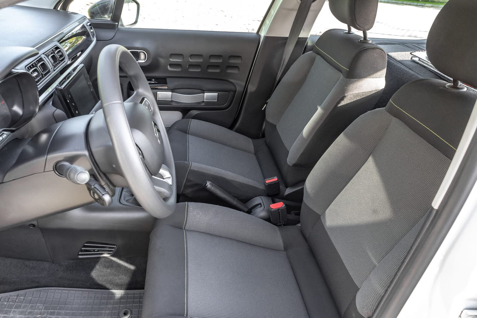 https://topmobility-stage-cms.s3.eu-central-1.amazonaws.com/citroenc3_cargo_front_seats_06cc7bb48a.jpg