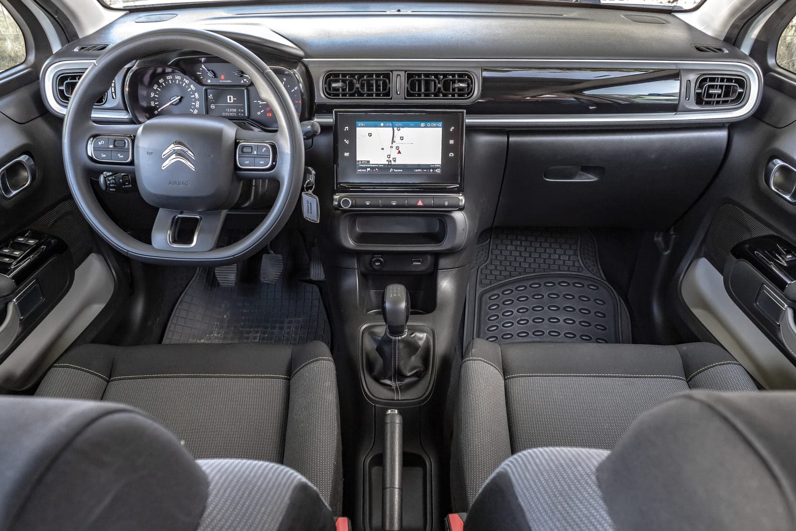 https://topmobility-stage-cms.s3.eu-central-1.amazonaws.com/citroenc3_cargo_interior_2a321812fd.jpg