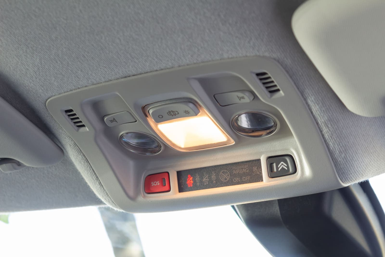 https://topmobility-stage-cms.s3.eu-central-1.amazonaws.com/citroenc3_cargo_interior_element_e149565660.jpg