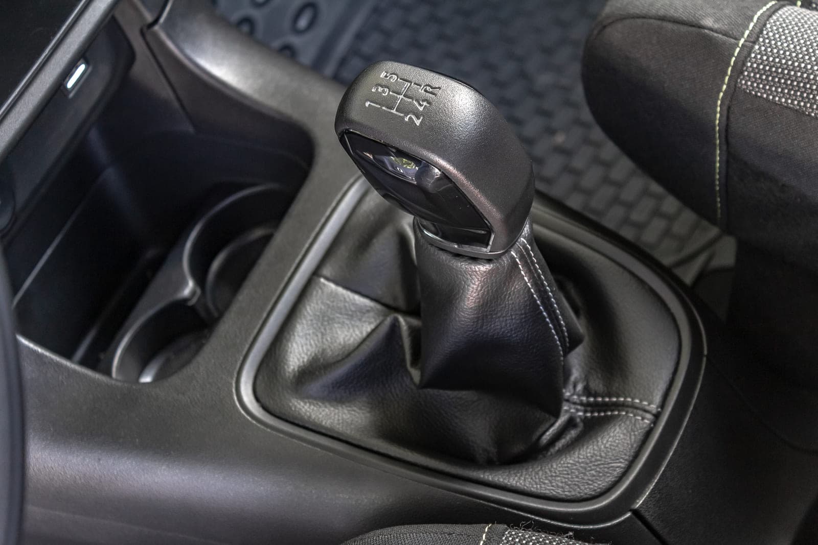 https://topmobility-stage-cms.s3.eu-central-1.amazonaws.com/citroenc3_cargo_mannual_gearbox_bd6f0d266d.jpg