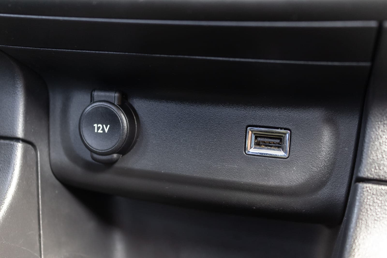 https://topmobility-stage-cms.s3.eu-central-1.amazonaws.com/citroenc3_cargo_slots_798c290c33.jpg