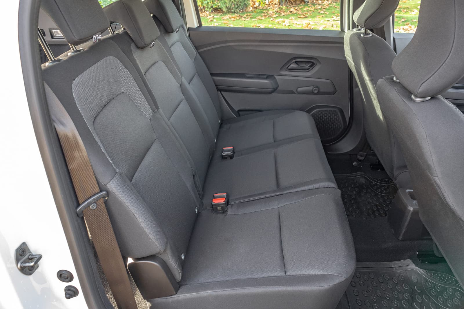 https://topmobility-stage-cms.s3.eu-central-1.amazonaws.com/dacia_jogger_2025_back_seats_96c7cad87b.jpg
