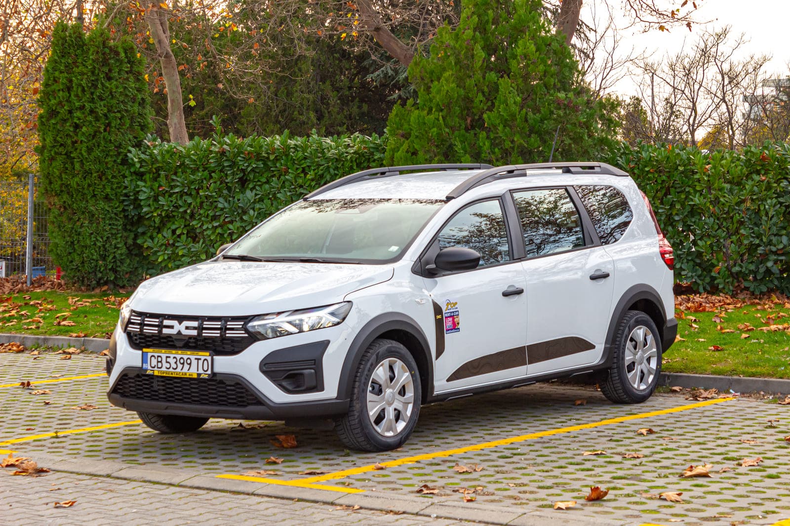 https://topmobility-stage-cms.s3.eu-central-1.amazonaws.com/dacia_jogger_2025_for_rent_c6eccc746b.jpg