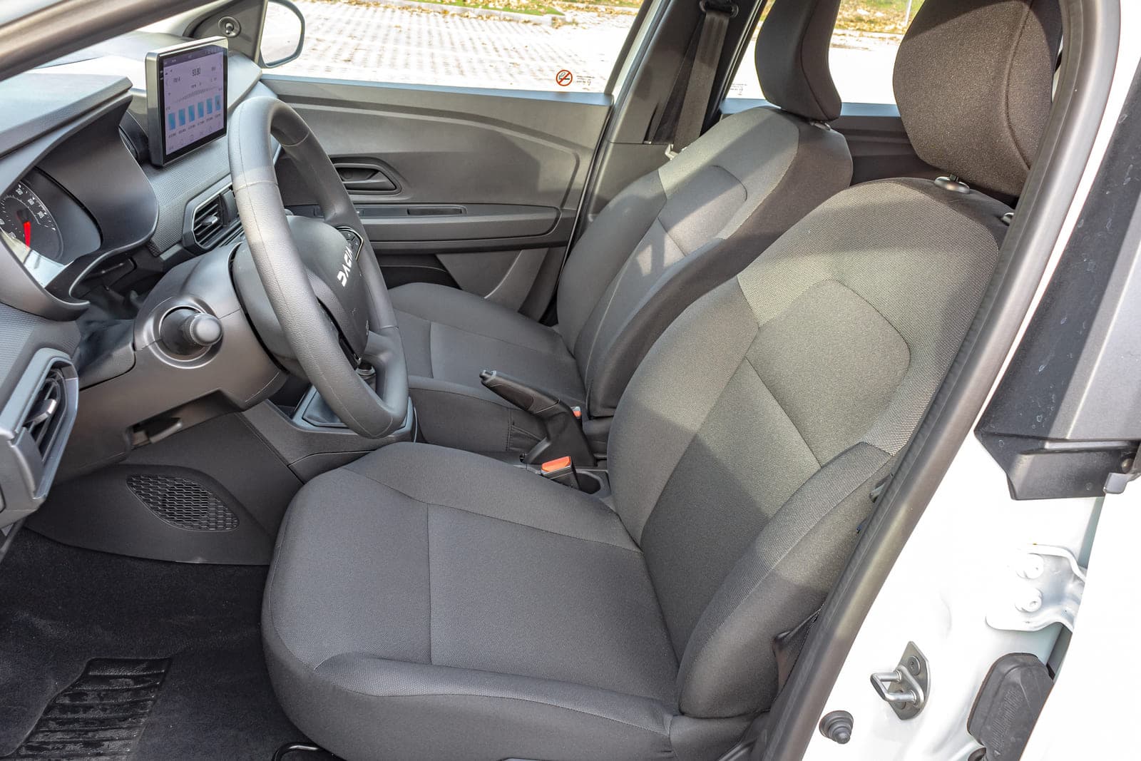 https://topmobility-stage-cms.s3.eu-central-1.amazonaws.com/dacia_jogger_2025_front_seats_757e1b6298.jpg