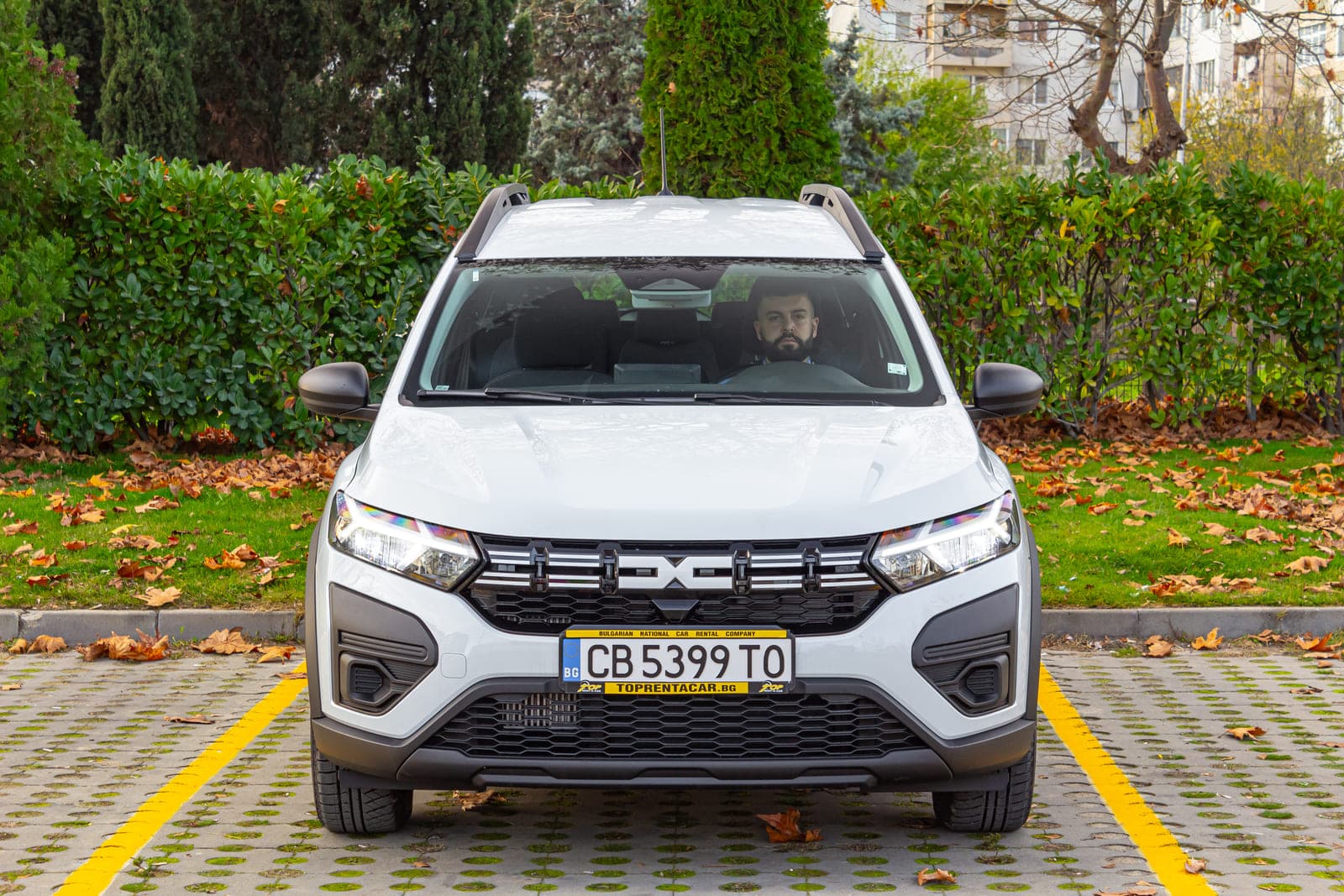 https://topmobility-stage-cms.s3.eu-central-1.amazonaws.com/dacia_jogger_2025_front_view_bbcc7b4bb9.jpg