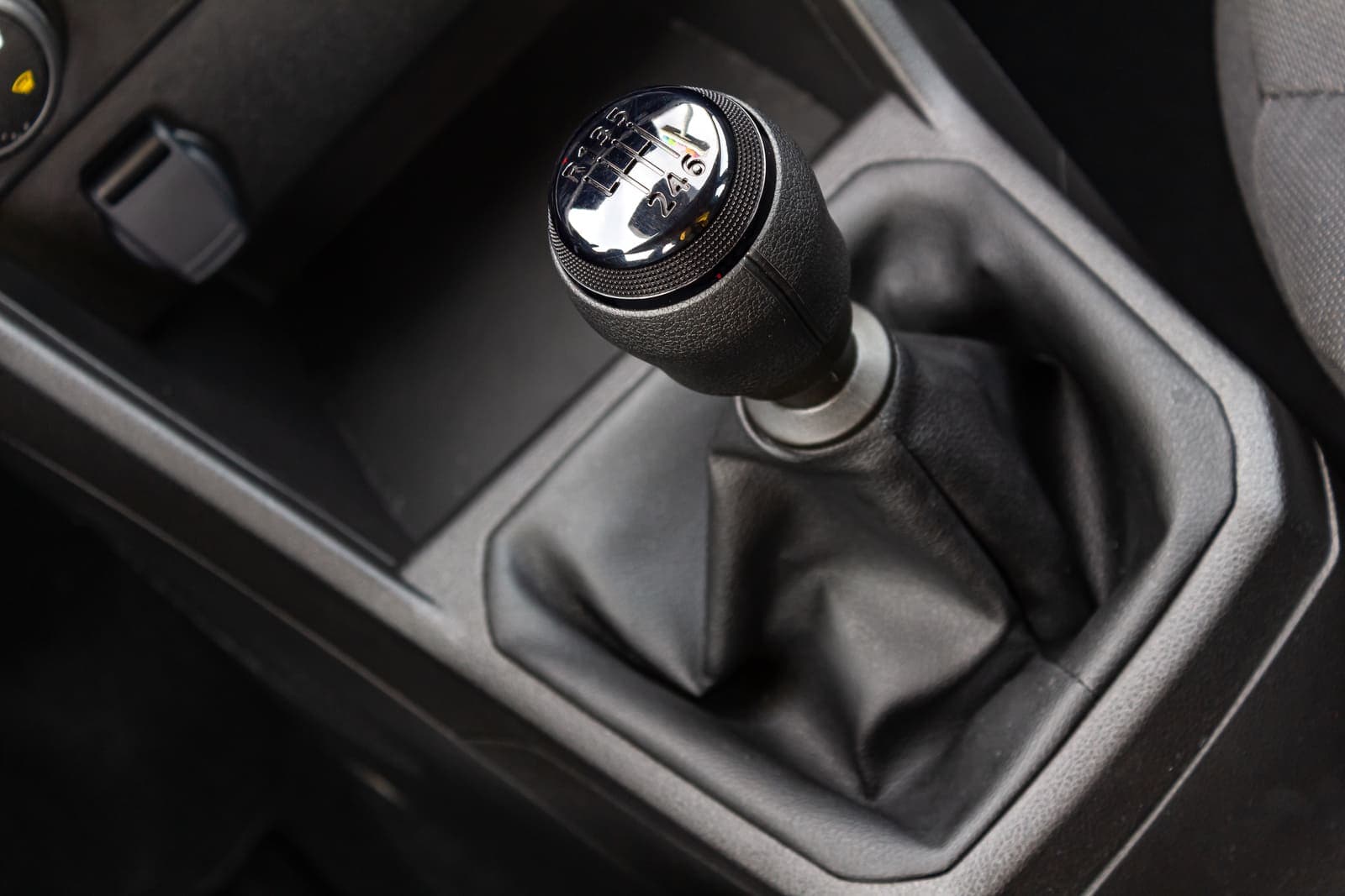 https://topmobility-stage-cms.s3.eu-central-1.amazonaws.com/dacia_jogger_2025_manual_gearbox_0e8f4a28b0.jpg