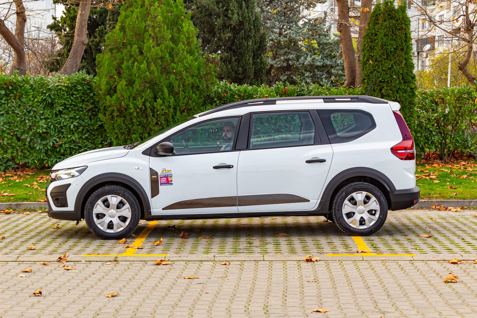 https://topmobility-stage-cms.s3.eu-central-1.amazonaws.com/dacia_jogger_2025_side_view_338dd97ea4.jpg