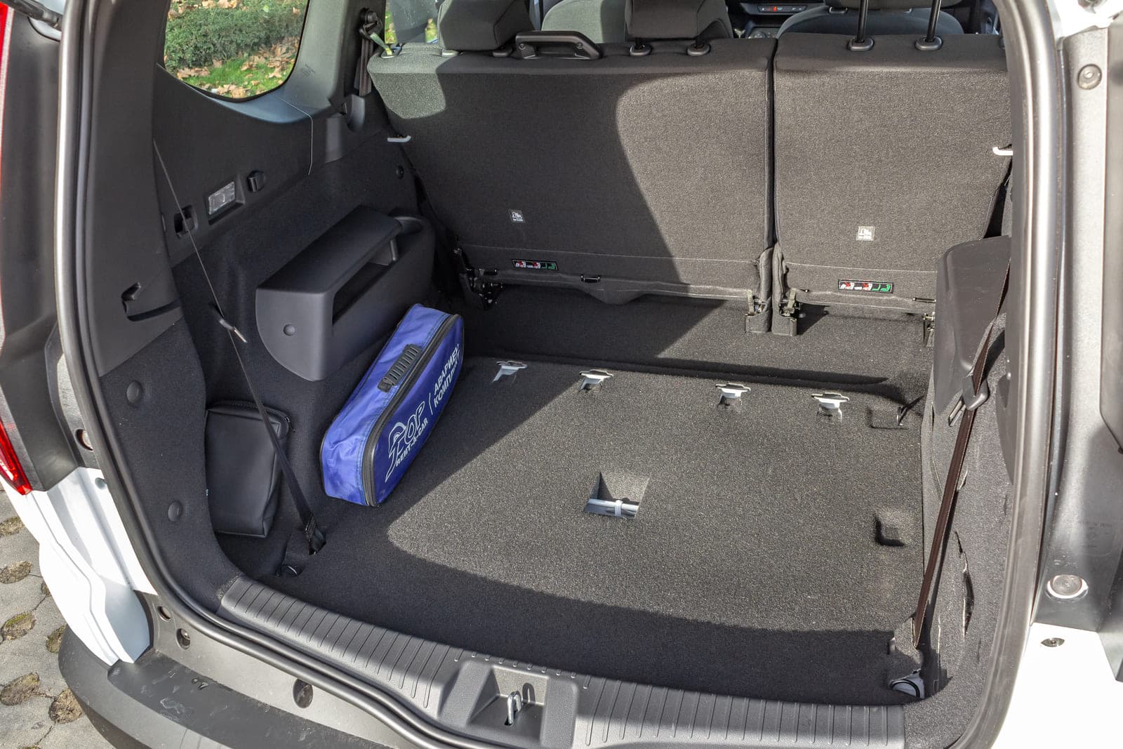 https://topmobility-stage-cms.s3.eu-central-1.amazonaws.com/dacia_jogger_2025_trunk_7c38f65c10.jpg