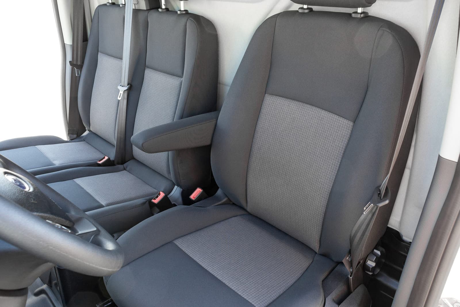 https://topmobility-stage-cms.s3.eu-central-1.amazonaws.com/ford_custom_cargo_front_seats_32a23883c1.jpg