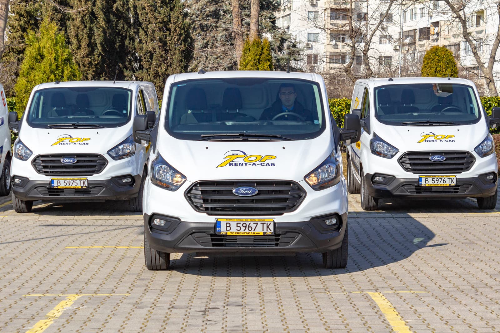 https://topmobility-stage-cms.s3.eu-central-1.amazonaws.com/ford_custom_cargo_front_view_ae7b50673b.jpg