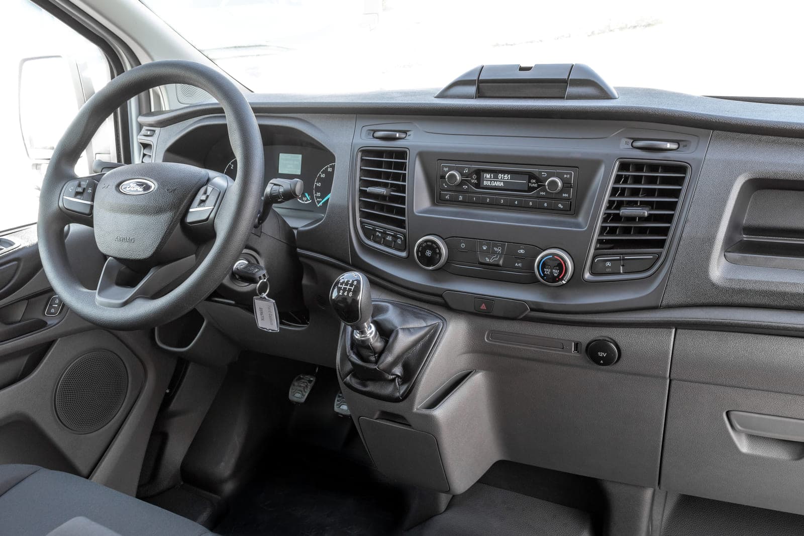 https://topmobility-stage-cms.s3.eu-central-1.amazonaws.com/ford_custom_cargo_interior_b442ce4523.jpg