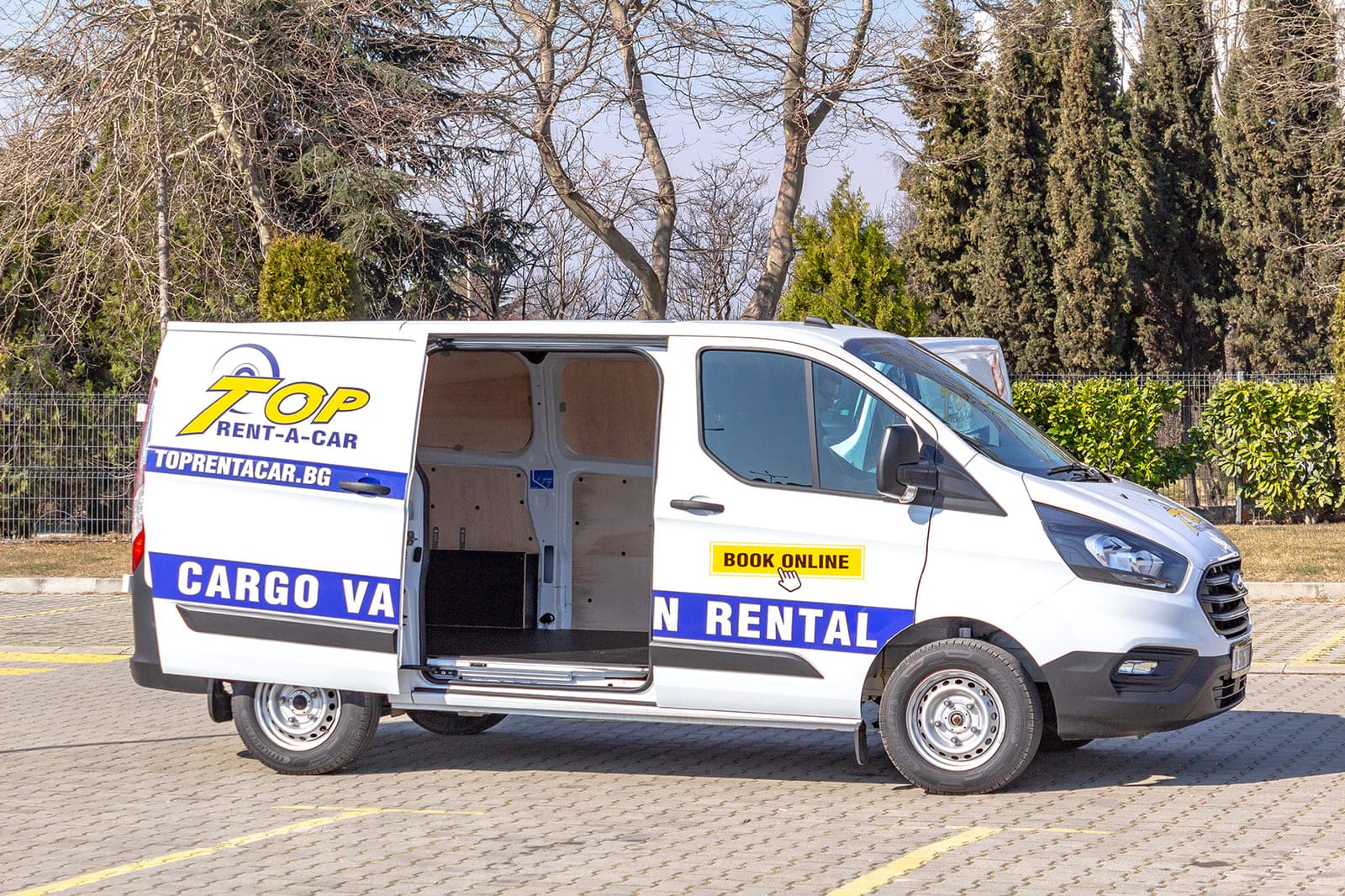 https://topmobility-stage-cms.s3.eu-central-1.amazonaws.com/ford_custom_cargo_side_door_56119dcb9a.jpg